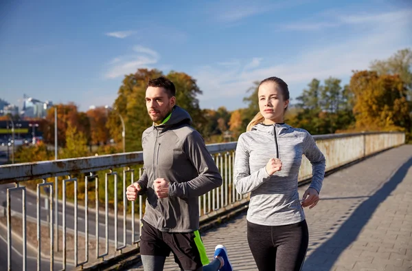 Pareja feliz corriendo al aire libre — Foto de Stock