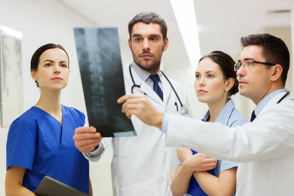 Groep van Medici met het aftasten van de röntgenfoto van de wervelkolom in ziekenhuis — Stockfoto