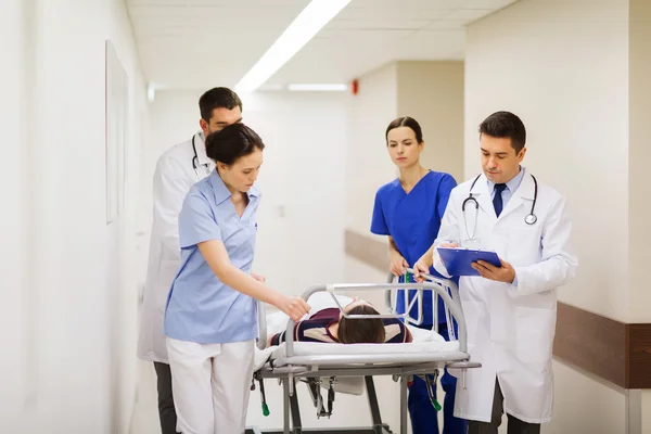 Medics met vrouw op ziekenhuis gurney bij noodgevallen — Stockfoto