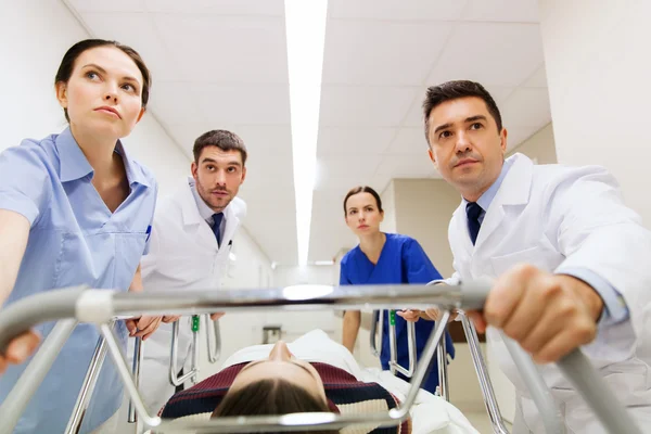 Les médecins avec une femme sur le brancard de l'hôpital à l'urgence — Photo