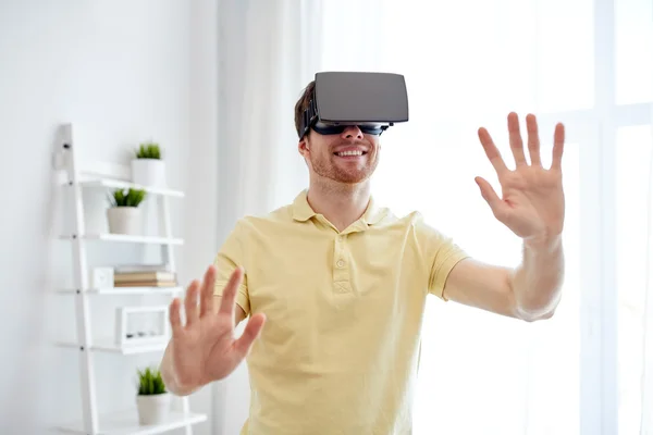 Hombre joven en auriculares de realidad virtual o gafas 3d — Foto de Stock