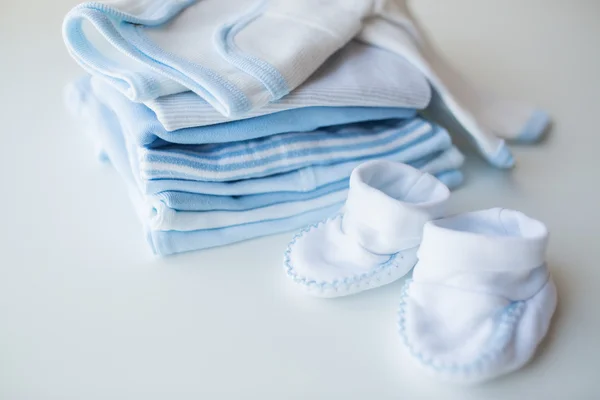 Close up van de kleren van de jongens van de baby voor pasgeboren op tafel — Stockfoto