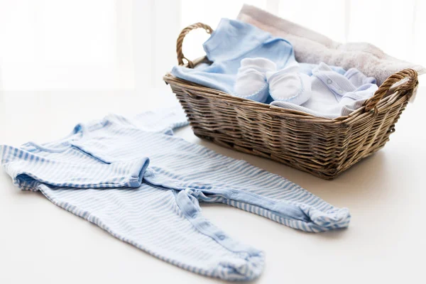 Close up van de kleren van de baby voor pasgeboren jongen in mand — Stockfoto