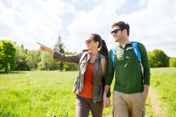 Gelukkige paar met rugzakken buiten wandelen — Stockfoto