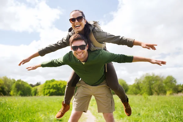 Gelukkige paar met rugzakken plezier buitenshuis — Stockfoto