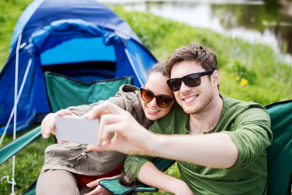 Пара мандрівників, які приймають селфі за допомогою смартфона — стокове фото