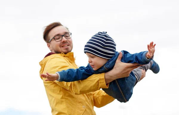 Vader met zoon spelen en plezier hebben buiten — Stockfoto