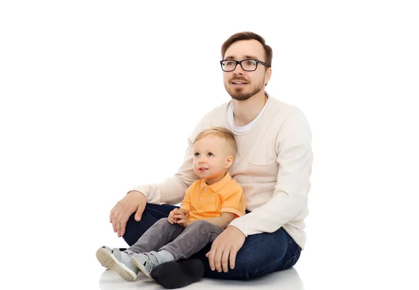 快乐的父亲和小儿子坐在一起 — 图库照片