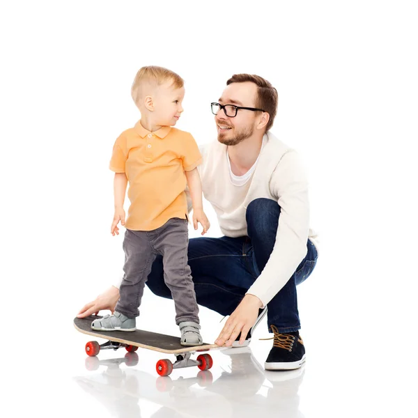Glücklicher Vater und kleiner Sohn auf dem Skateboard — Stockfoto