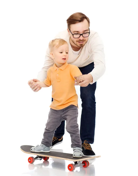 Gelukkig vader en zoontje op skateboard — Stockfoto