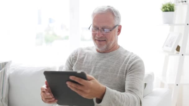 Hombre de edad avanzada con la tableta PC en casa 7 — Vídeo de stock