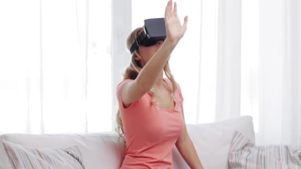 Frau in Virtual-Reality-Headset oder 3D-Brille — Stockvideo