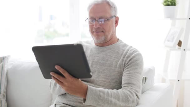 Hombre de edad avanzada con la tableta PC en casa 8 — Vídeos de Stock