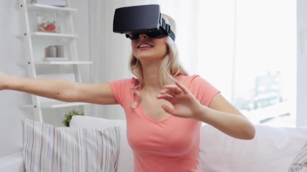 Kvinna i virtuell verklighet headset eller 3D-glasögon — Stockvideo