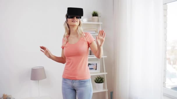 Mujer con auriculares de realidad virtual o gafas 3D — Vídeo de stock