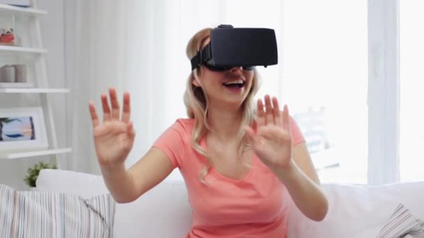 Nő virtuális valóság headset vagy 3D-s szemüveg — Stock videók