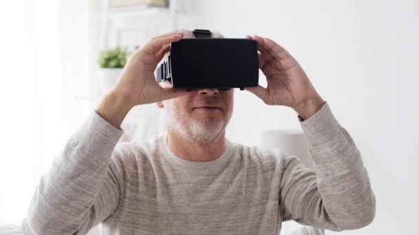 Homem velho na realidade virtual fone de ouvido ou óculos 3d 3 — Vídeo de Stock