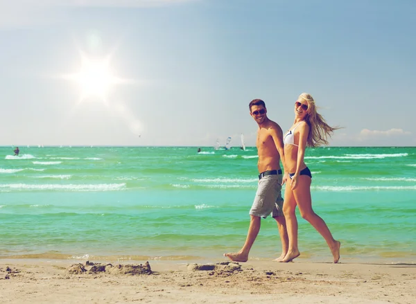 Paar geht am Strand spazieren — Stockfoto