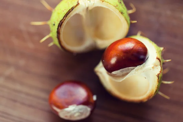 Close-up de castanha na mesa de madeira — Fotografia de Stock