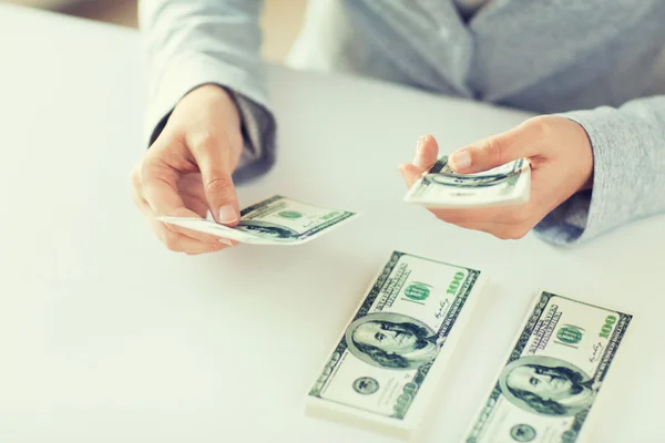 Close up de mulheres mãos contando-nos dólar dinheiro — Fotografia de Stock