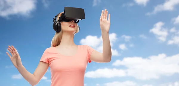 Donna in realtà virtuale auricolare o occhiali 3D — Foto Stock