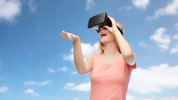 Vrouw in virtual reality headset of 3D bril — Stockfoto