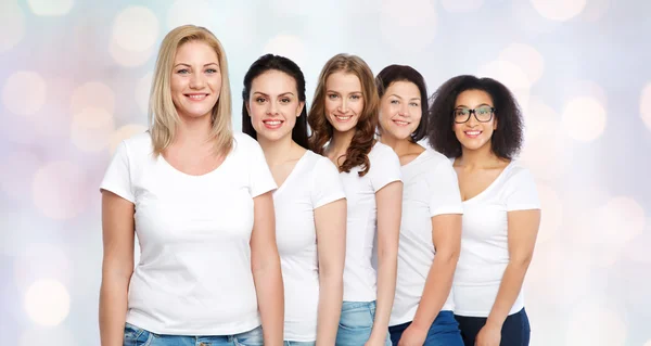 Grupo de felices mujeres diferentes en camisetas blancas — Foto de Stock