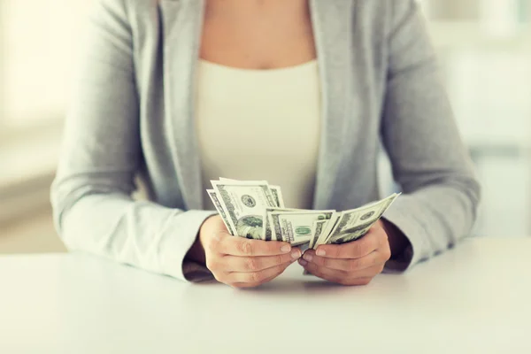 Primer plano de las manos de la mujer contándonos dinero del dólar — Foto de Stock