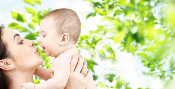 Mãe feliz beijando bebê adorável — Fotografia de Stock