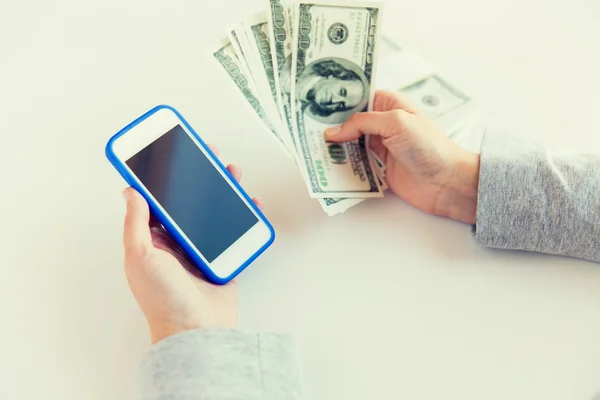 Close up of woman hands with smartphone and money — Stock Photo, Image