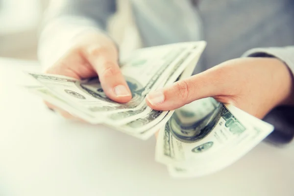 Close-up van de vrouw handen tellen ons dollar geld — Stockfoto