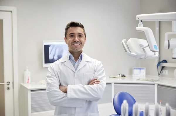 Ευτυχισμένος αρσενικό οδοντίατρος στο οδοντιατρείο του γραφείου — Φωτογραφία Αρχείου