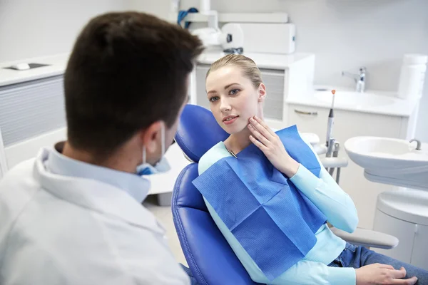 Dentiste masculin avec patiente à la clinique — Photo