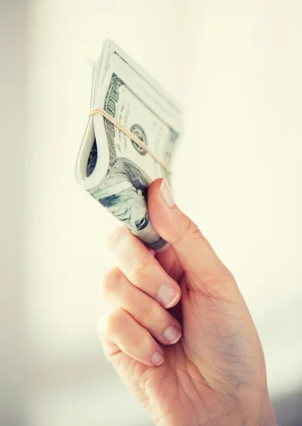 Close up de mulheres mãos segurando-nos dólar dinheiro — Fotografia de Stock