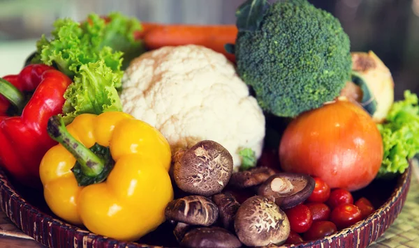 Korg med färska mogna grönsaker på kök — Stockfoto