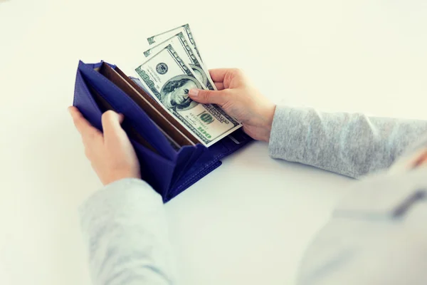 Fechar as mãos da mulher com carteira e dinheiro — Fotografia de Stock