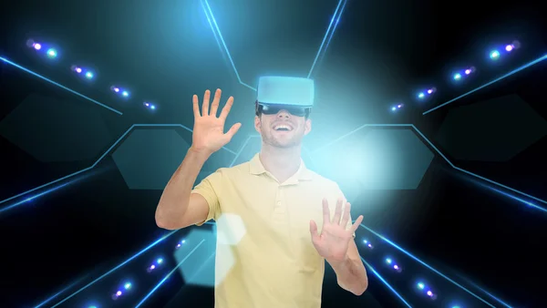 Homem feliz no fone de ouvido realidade virtual ou óculos 3d — Fotografia de Stock