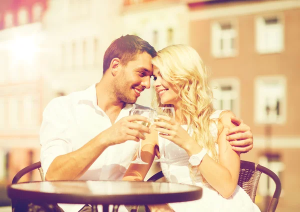 Pareja bebiendo vino en la cafetería —  Fotos de Stock