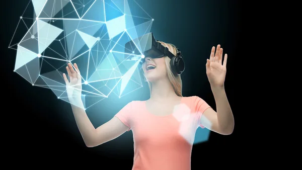 Femme en réalité virtuelle casque ou lunettes 3D — Photo