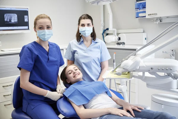 Dentista mujer feliz con chica paciente en la clínica — Foto de Stock