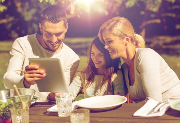 Famille heureuse avec tablette PC à l'extérieur — Photo