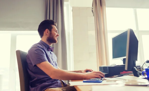 Felice creativo lavoratore d'ufficio maschile con il computer — Foto Stock