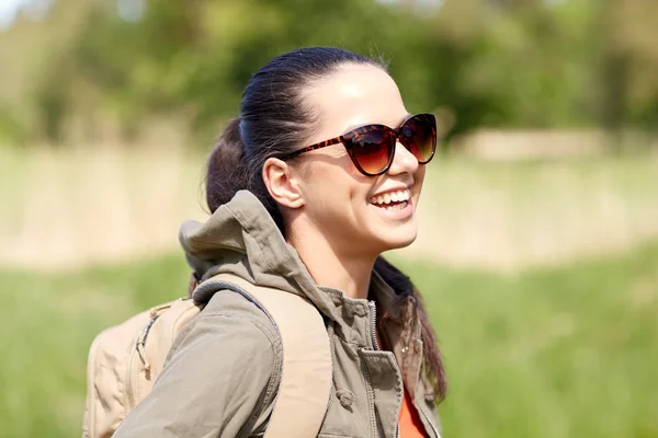 Gelukkig jonge vrouw met rugzak buiten wandelen — Stockfoto