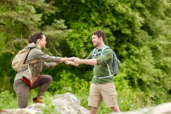 Sonriente pareja con mochilas senderismo — Foto de Stock