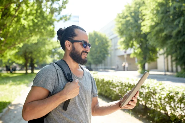 Hombre que viaja con la mochila y la tableta PC en la ciudad —  Fotos de Stock