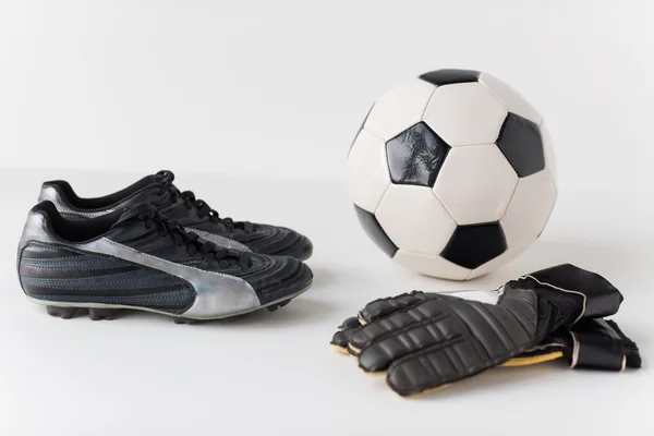 Close up of goalkeeper gloves, ball, soccer boots — Stock Photo, Image