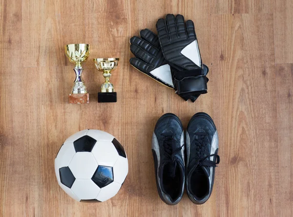 Pelota de fútbol, botas, guantes de portero y tazas —  Fotos de Stock