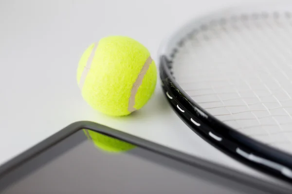 Primer plano de raqueta de tenis con pelota y tableta pc — Foto de Stock