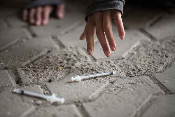 Primo piano di mani di donna tossicodipendente e siringhe di droga — Foto Stock