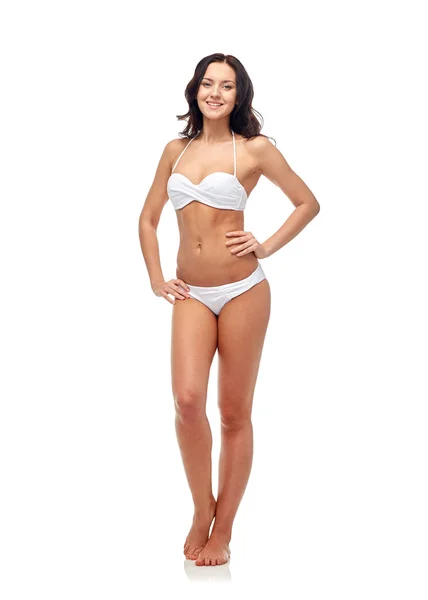 Szczęśliwa młoda kobieta w białym bikini kostium kąpielowy — Zdjęcie stockowe